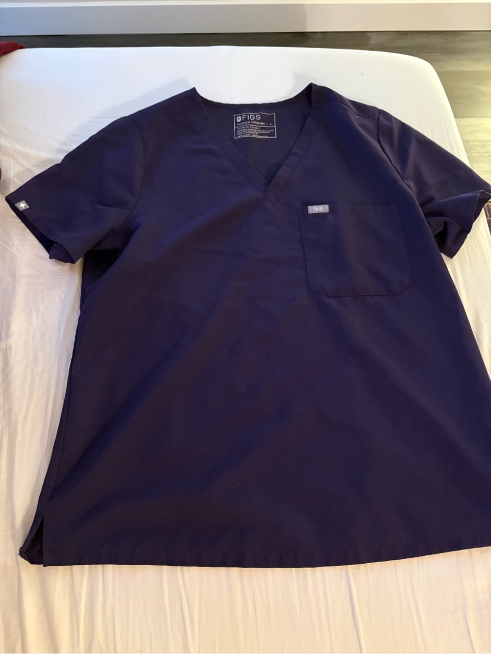 FIGS women’s purple V-Neck Scrub Top
